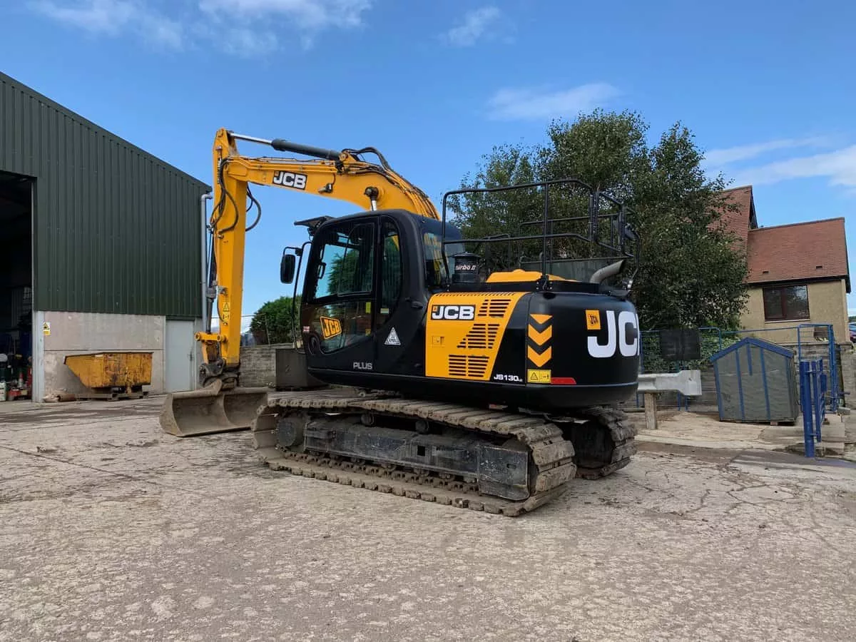 Гусеничный экскаватор JCB JS 130