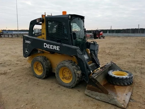 Мини-погрузчик John Deere 318D